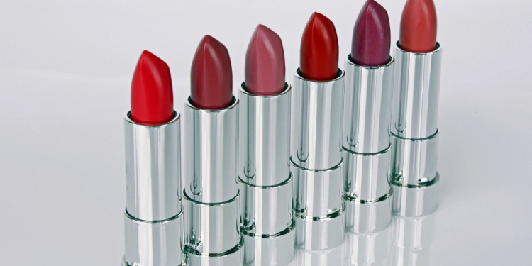 5 Tips Memilih Lipstik Sesuai Warna Kulit